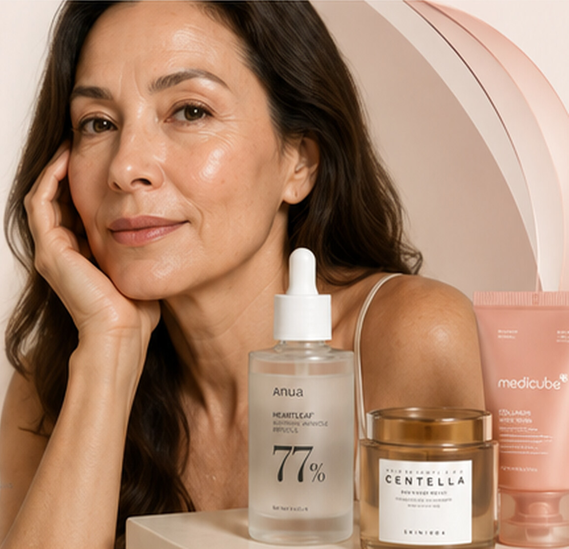Mujer de piel madura junto a sérum, crema y ampolla coreanas